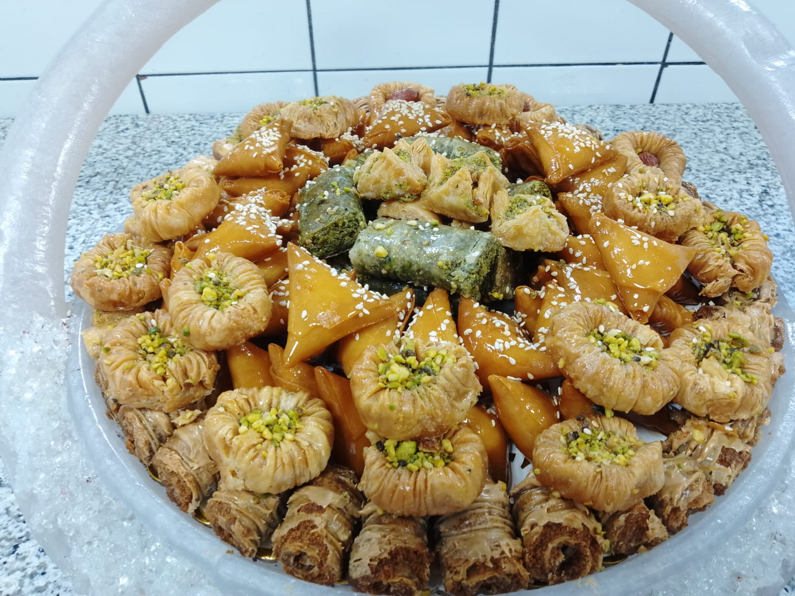 صينية بقلاوة وسمبوسة حلوة بالفستق والسمسم من أموند